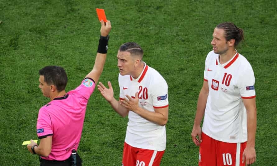 Thẻ đỏ đầu tiên ở EURO 2021 xuất hiện, Ba Lan thua đau Slovakia